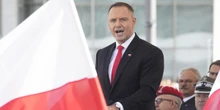 pochi secondi faIl nuovo presidente polacco di destra si è messo subito di traverso al governoHa bloccato una legge che estende permessi speciali e sussidi per i profughi ucraini, che rischia di creare enormi incertezze