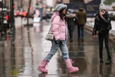 2 minuti faI doposcì a cui pensiamo quando diciamo doposcìPer decenni ovunque ci fosse la neve c'erano anche i Moon Boot: poi sono stati fatti sparire in fretta e furia e infine, come sempre, rivalutati