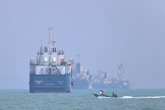 2 minuti faGli Stati Uniti hanno attaccato l’IranPer la prima volta dopo l'accordo preliminare tra i due paesi, e in risposta a un attacco iraniano nello stretto di Hormuz