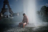 1 minuto faA Parigi per il caldo estremo sarà vietato bere alcol all’aperto