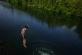 pochi secondi faIn Francia decine di persone sono morte annegate mentre si rinfrescavano nei fiumiMolte stavano facendo il bagno in zone dove la balneazione non era consentita, per cercare refrigerio durante l'ondata di calore