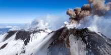 Troppe persone vogliono vedere da vicino la lava dell’Etna innevatoNel fine settimana in centinaia sono saliti sul vulcano, intasando le vie di accesso anche per i mezzi di soccorso