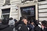 3 minuti faLe lunghe code e i disordini per accaparrarsi uno Swatch in edizione limitataFuori dai negozi in tutto il mondo si sono accalcate migliaia di persone per un orologio in collaborazione col marchio di lusso Audemars Piguet