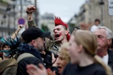3 minuti faIn tutta la Francia ci sono proteste contro il governoLe ha organizzate un movimento che ricorda i “gilet gialli”: criticano l'austera proposta per la legge di bilancio, le diseguaglianze sociali ed economiche e il presidente Macron