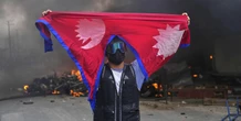 1 minuto faPerché la bandiera del Nepal è diversa da tutte le altreLa si vede spesso alle proteste di questi giorni: è l'unica a non avere quattro lati, per ragioni storiche e legate alla simbologia religiosa