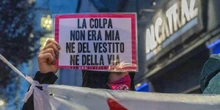 1 minuto faLa procura di Brindisi sta indagando su cinque ragazzi per uno stupro di gruppo avvenuto a Malta e denunciato da una diciannovenne