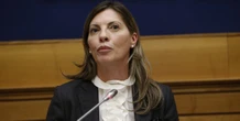 1 minuto faVa chiesta l’autorizzazione a procedere contro Giusi Bartolozzi anche se non è ministra?È un dibattito in corso tra giuristi e politici, che si è fatto più animato ora che la capa di gabinetto di Nordio è indagata nel caso Almasri