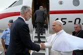 pochi secondi faIl papa sta tornando in Italia con un aereo prestato dal re di Spagna, perché il suo ha avuto un guasto tecnico