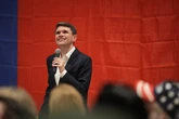 1 minuto faI Repubblicani le stanno provando tutte per screditare James TalaricoÈ il candidato Democratico in Texas per un seggio al Senato, e i suoi avversari lo attaccano in modo peculiari: l'hanno persino accusato di essere vegano