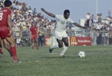 2 minuti faNegli Stati Uniti si gioca a calcio da prima di quanto si pensiLa prima federazione calcistica nacque nel 1884; negli anni vari campionati furono creati e fallirono, e in uno di questi giocò Pelé