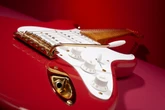 1 minuto faFender vuole che la concorrenza smetta di copiare la StratocasterDa decenni aziende e liutai copiano la forma della chitarra più famosa al mondo, che ora però potrebbe essere protetta da una sentenza europea