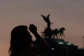pochi secondi faUna ordinaria giornata di caldo staordinarioDall'alba al tramonto, un liveblog per raccontare come un intero paese lavora, si adatta, boccheggia e sopravvive durante un'ondata di calore