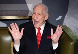 2 minuti faMel Brooks ci fa ridere da 100 anniL'attore, comico e regista statunitense li ha compiuti oggi, ed è un buon motivo per recuperare alcuni dei suoi film più famosi