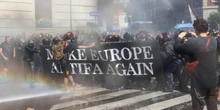 A Milano ci sono stati alcuni scontri durante un corteo contro il Remigration SummitLa polizia ha usato manganelli e idranti contro alcuni manifestanti, che avevano deviato dal percorso previsto e lanciato fumogeni