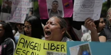 La Corte Suprema degli Stati Uniti ha bloccato l’uso di una legge del 1798 per espellere i migrantiHa stabilito che espellere le persone con un preavviso quasi nullo, e senza garantire la possibilità di ricorso, è contro la Costituzione