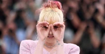 Le foto di venerdì a CannesCon il nuovo film di Ari Aster incentrato sulla pandemia, l'esordio alla regia di Kristen Stewart e il documentario su Bono