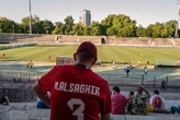 3 minuti faIl campionato di calcio libico si sta giocando a Milano, a porte chiuseSiamo entrati all’Arena Civica dove le squadre delle due Libie rivali si stanno giocando i playoff, tra sicurezza privata e qualche bisticcio