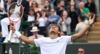 4 minuti faCom’è arrivato fin qui Flavio CobolliPer la prima volta è tra gli otto migliori tennisti a Wimbledon, il torneo più prestigioso al mondo