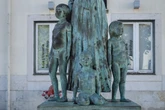 1 minuto faDue statue e una storia complicata, a LisbonaRaffigurano un missionario gesuita e un attivista per i diritti degli schiavi, e mostrano bene quanto il processo di decolonizzazione nel paese vada a rilento