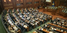 1 minuto faIl parlamento del Kosovo sembrava essersi sbloccato, e invece noCi sono voluti più di 50 tentativi e l'intervento della Corte Costituzionale per eleggere il presidente: ora siamo punto e a capo