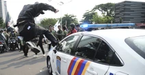 1 minuto faIn diverse città dell’Indonesia ci sono grosse proteste contro la polizia