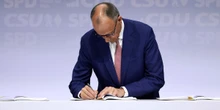 Com’è fatto il nuovo governo tedescoLo sostengono centrodestra e centrosinistra: il primo controllerà immigrazione e politica estera, il secondo difesa e finanze
