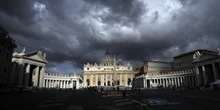 I conti del Vaticano sono un disastroIl nuovo papa dovrà gestire perdite croniche e gravi problemi di trasparenza: e prima di Bergoglio le cose andavano anche peggio
