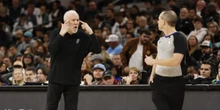 I momenti per cui Popovich è diventato PopovichÈ stato uno degli allenatori di basket più amati anche per le cose che diceva, per la sua schiettezza e per la sua ironia