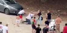 L’ennesima giornata violenta e assurda fuori da uno stadioDomenica pomeriggio a Bari un uomo è stato aggredito a calci e pugni da alcuni ultras per un motivo banale