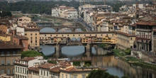 Firenze sta provando a disciplinare e limitare gli affitti breviUn nuovo regolamento comunale impone diversi obblighi ai proprietari e vieta nuove locazioni turistiche nel centro storico