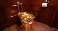 Due uomini sono stati condannati per il famoso furto del water d’oro di Maurizio Cattelan