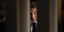 1 minuto faSulla riforma delle pensioni Macron ha fatto una grossa concessioneNonostante le enormi critiche i suoi alleati l’avevano sempre difesa, ora sono disposti a sospenderla pur di evitare la sfiducia al primo ministro Lecornu