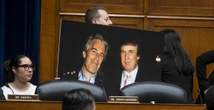 pochi secondi faIl volgare biglietto di auguri che Donald Trump inviò a Jeffrey EpsteinLo ha visto il Wall Street Journal, è ricco di allusioni ed è l’ultimo pezzo di una storia che sta mettendo il presidente in grossa difficoltà