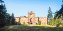 2 minuti faLa nuova vita dell’eclettico castello di SammezzanoUna famiglia di imprenditori fiorentini è diventata proprietaria della tenuta abbandonata, e ora può restaurarla per farci un museo e un albergo