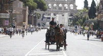 pochi secondi faLe carrozze coi cavalli nelle città sono sempre meno, ma resistonoNonostante anni di battaglie delle associazioni animaliste; chi le vuole vietare propone di dare ai vetturini licenze per taxi