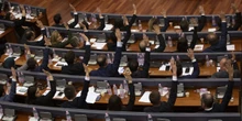 pochi secondi faIl parlamento del Kosovo fa la stessa cosa da mesi, ogni due giorniProva a eleggere il presidente dell'aula e sbloccare la formazione di un nuovo governo: finora ha sempre fallito
