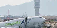 4 minuti faUn aereo cargo è uscito fuori pista in fase d’atterraggio a Hong Kong: due persone sono morte