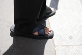 22 ore faPer gli uomini esiste un’alternativa alle Birkenstock?Mentre i pregiudizi sui piedi maschili diminuiscono e le estati diventano più calde si allarga il mercato dei sandali e di altre scarpe aperte