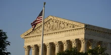 3 minuti faLa Corte Suprema degli Stati Uniti ha stabilito che l’amministrazione Trump potrà riprendere coi licenziamenti di massa nelle agenzie federali