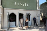 1 minuto faAlla fine il padiglione russo è sia chiuso che apertoLa Biennale di Venezia difende da mesi il diritto di partecipare della Russia, che però non ha i permessi per fare eventi pubblici e ha dovuto fare una cosa a metà
