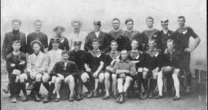 1 minuto faQuando gli All Blacks diventarono gli All BlacksNel 1905 la nazionale neozelandese di rugby arrivò in Europa e si fece molto notare, non solo per il colore delle sue divise