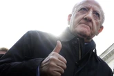 3 minuti faLa campagna elettorale spavalda di Vincenzo De Luca a SalernoSi è candidato sindaco senza partiti a sostegno, dice che i salernitani dovrebbero ringraziarlo e ha dato degli analfabeti ad alcuni avversari, ma suonare arrogante è parte del piano