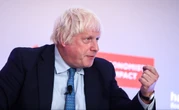 pochi secondi faI Conservatori britannici stanno rinnegando Boris JohnsonCioè il loro leader più carismatico degli ultimi anni: c'entra uno slogan diventato popolare, "Boris wave", e il solito Nigel Farage