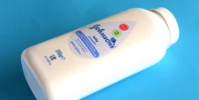 2 minuti faJohnson & Johnson è stata condannata a pagare 966 milioni di dollari per il cancro che un suo prodotto al talco avrebbe causato a una donna