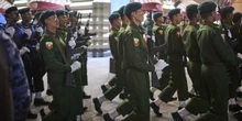 5 minuti faL’esercito del Myanmar ha sganciato due bombe sui manifestanti da un parapendio motorizzato, facendo 27 morti