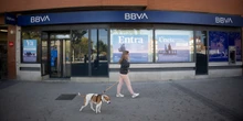 1 minuto faUna fusione bancaria che è diventata un caso politico in SpagnaUna delle più grosse banche del paese sta provando a comprarne una radicata in Catalogna, che non vuole saperne