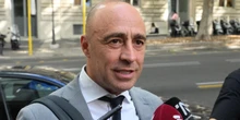 pochi secondi faIl sindaco di Taranto Piero Bitetti ha detto che ritirerà le sue dimissioniLunedì aveva detto di voler lasciare l'incarico per le contestazioni dei comitati ambientalisti per la vendita dell'ex ILVA, ed era un bel guaio