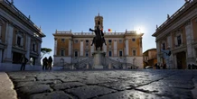 2 minuti faI nuovi poteri di RomaÈ iniziato il lungo percorso per modificare la Costituzione e dare al comune la possibilità di approvare leggi in autonomia, tra qualche dubbio dei costituzionalisti