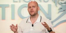 2 minuti faIn che senso Spotify finanzia l’industria militareIl CEO Daniel Ek è contestato per aver investito centinaia di milioni di euro in una startup militare, di cui è anche diventato presidente