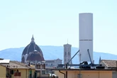 2 minuti faQuesta grossa antenna rovina il panorama di Firenze?Comune e Soprintendenza discutono da giorni con toni piccati di un grosso ripetitore che ostruisce la vista sulla cupola del Duomo 